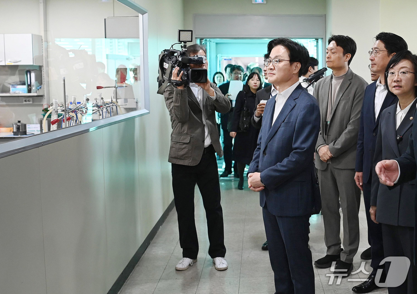 (서울=뉴스1) = 김정관 산업통상부 장관이 14일 강원도 춘천시 춘천바이오산업진흥원을 방문, 주요 시설을 둘러보고 있다. (산업통상부 제공. 재판매 및 DB 금지) 2026.10 …
