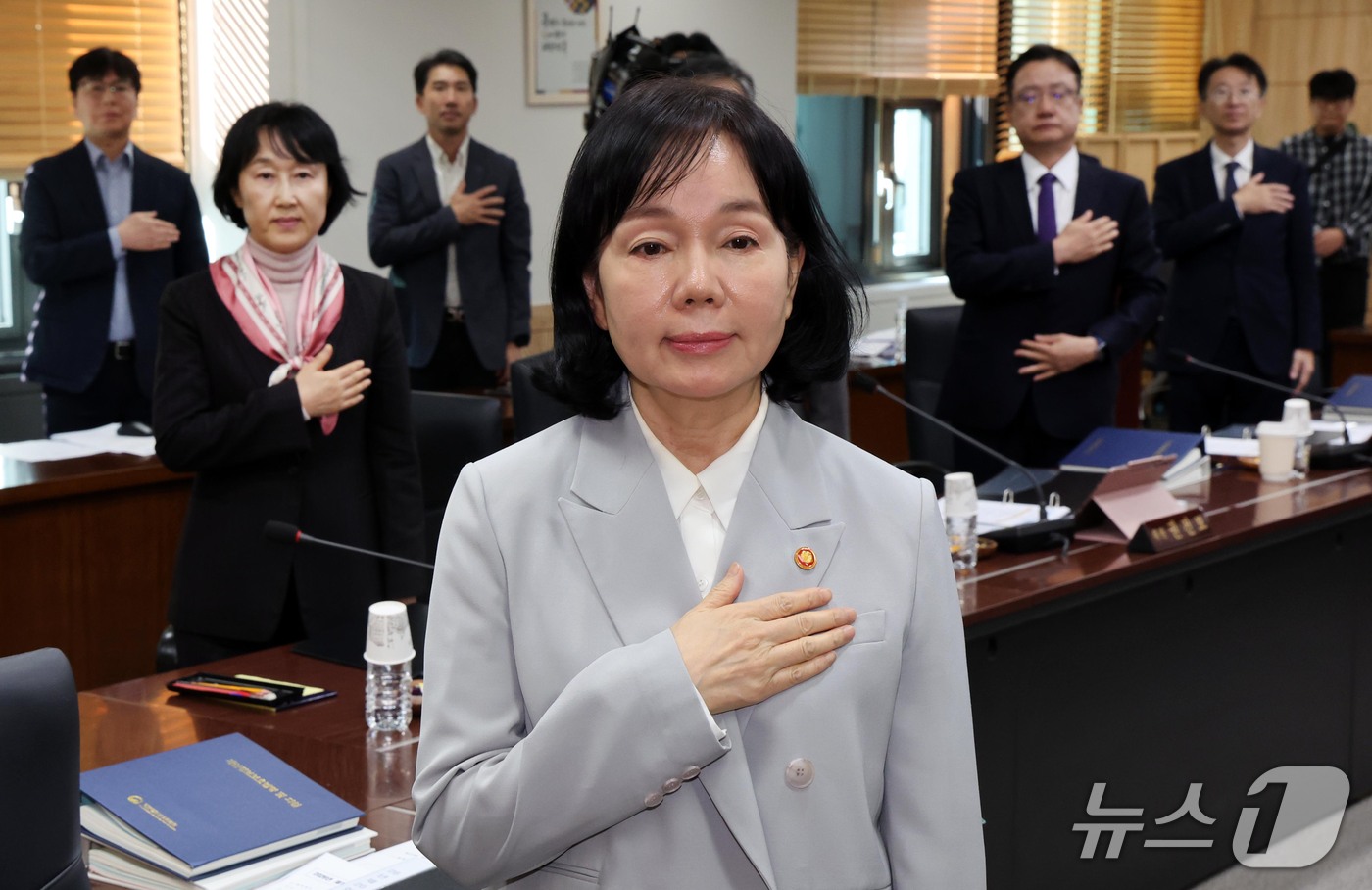 (서울=뉴스1) 이종덕 기자 = 송경희 개인정보보호위원회 위원장과 3기 위원들이 14일 서울 종로구 정부서울청사에서 열린 전체회의에서 국민의례를 하고 있다. 2026.10.14/뉴 …
