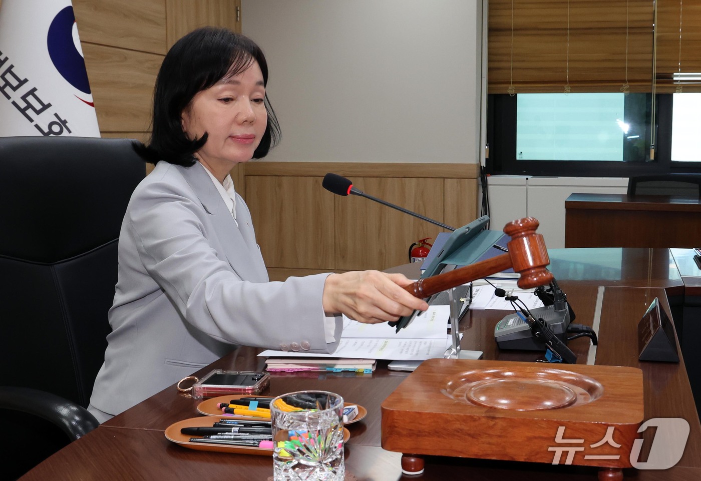(서울=뉴스1) 이종덕 기자 = 송경희 개인정보보호위원회 위원장이 14일 서울 종로구 정부서울청사에서 열린 전체회의에서 개회를 선언하고 있다. 2026.10.14/뉴스1