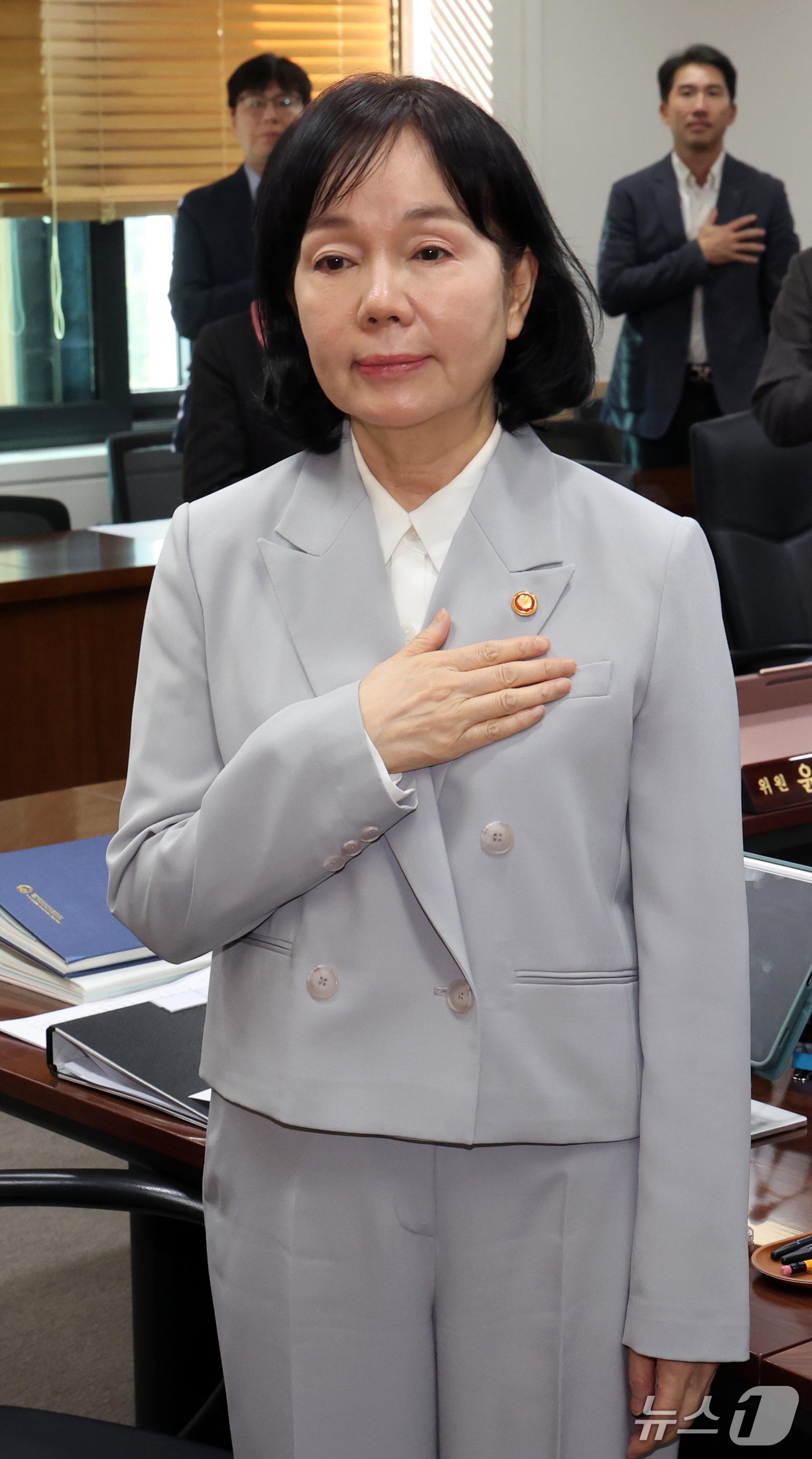 (서울=뉴스1) 이종덕 기자 = 송경희 개인정보보호위원회 위원장과 3기 위원들이 14일 서울 종로구 정부서울청사에서 열린 전체회의에서 국민의례를 하고 있다. 2026.10.14/뉴 …