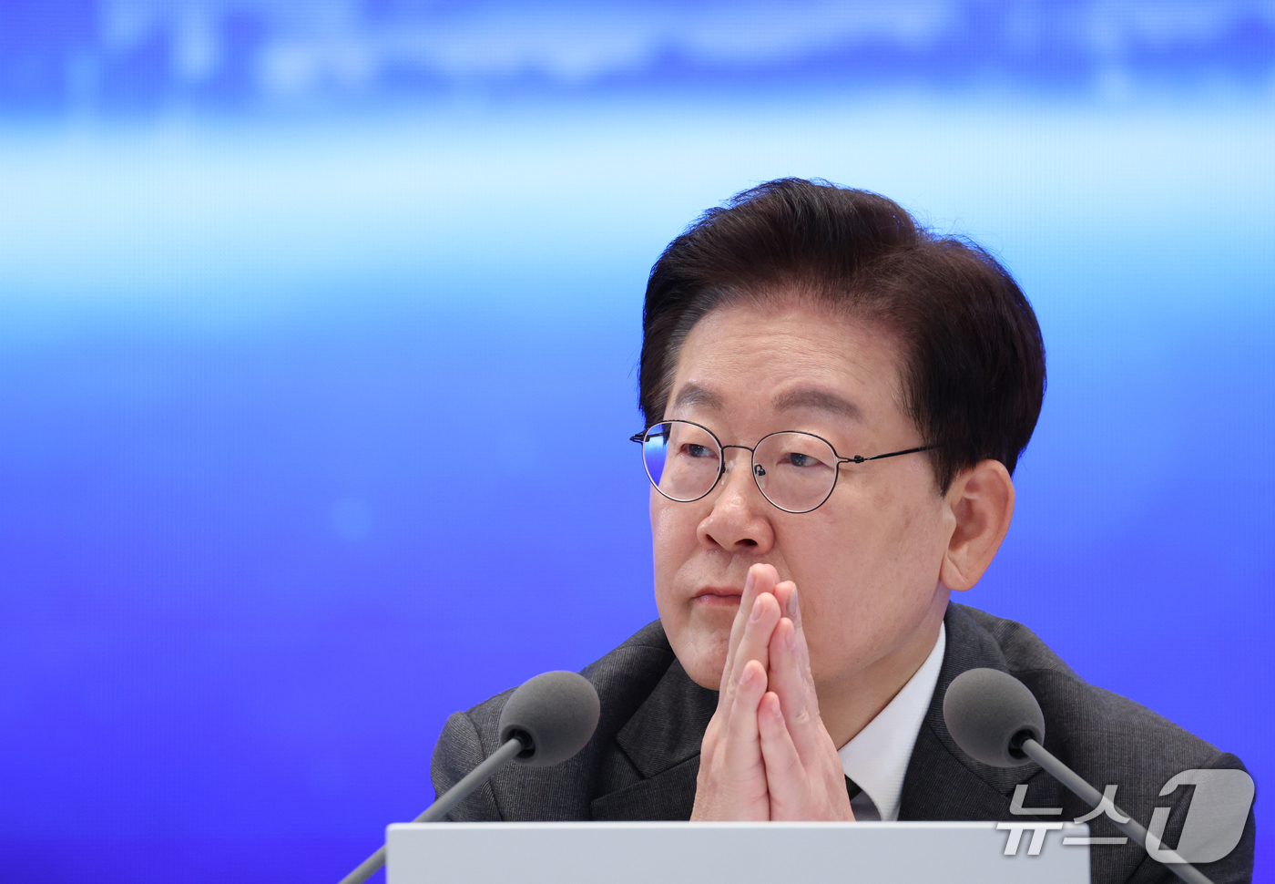 (서울=뉴스1) 허경 기자 = 이재명 대통령이 14일 청와대 영빈관에서 열린 국민주권정부 인구전략 비전 선포식에서 토론자의 발언을 경청하고 있다. (청와대통신사진기자단) 2026. …