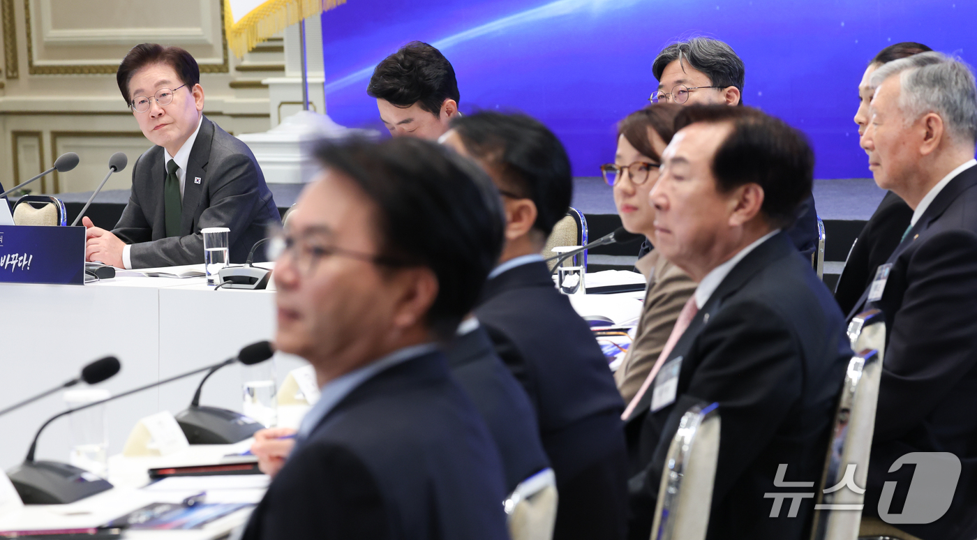 (서울=뉴스1) 허경 기자 = 이재명 대통령이 14일 청와대 영빈관에서 열린 국민주권정부 인구전략 비전 선포식에서 토론자의 발언을 경청하고 있다. (청와대통신사진기자단) 2026. …