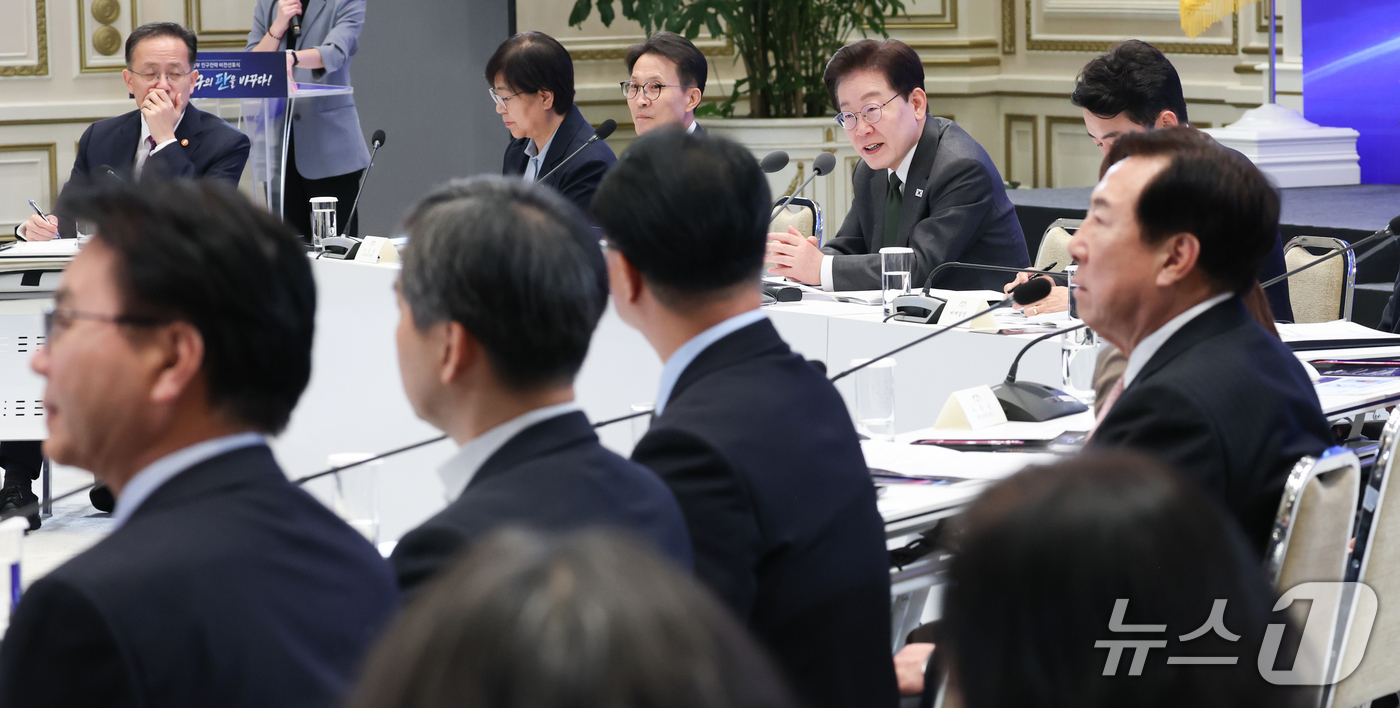 (서울=뉴스1) 허경 기자 = 이재명 대통령이 14일 청와대 영빈관에서 열린 국민주권정부 인구전략 비전 선포식에서 발언하고 있다. (청와대통신사진기자단) 2026.10.14/뉴스1 …