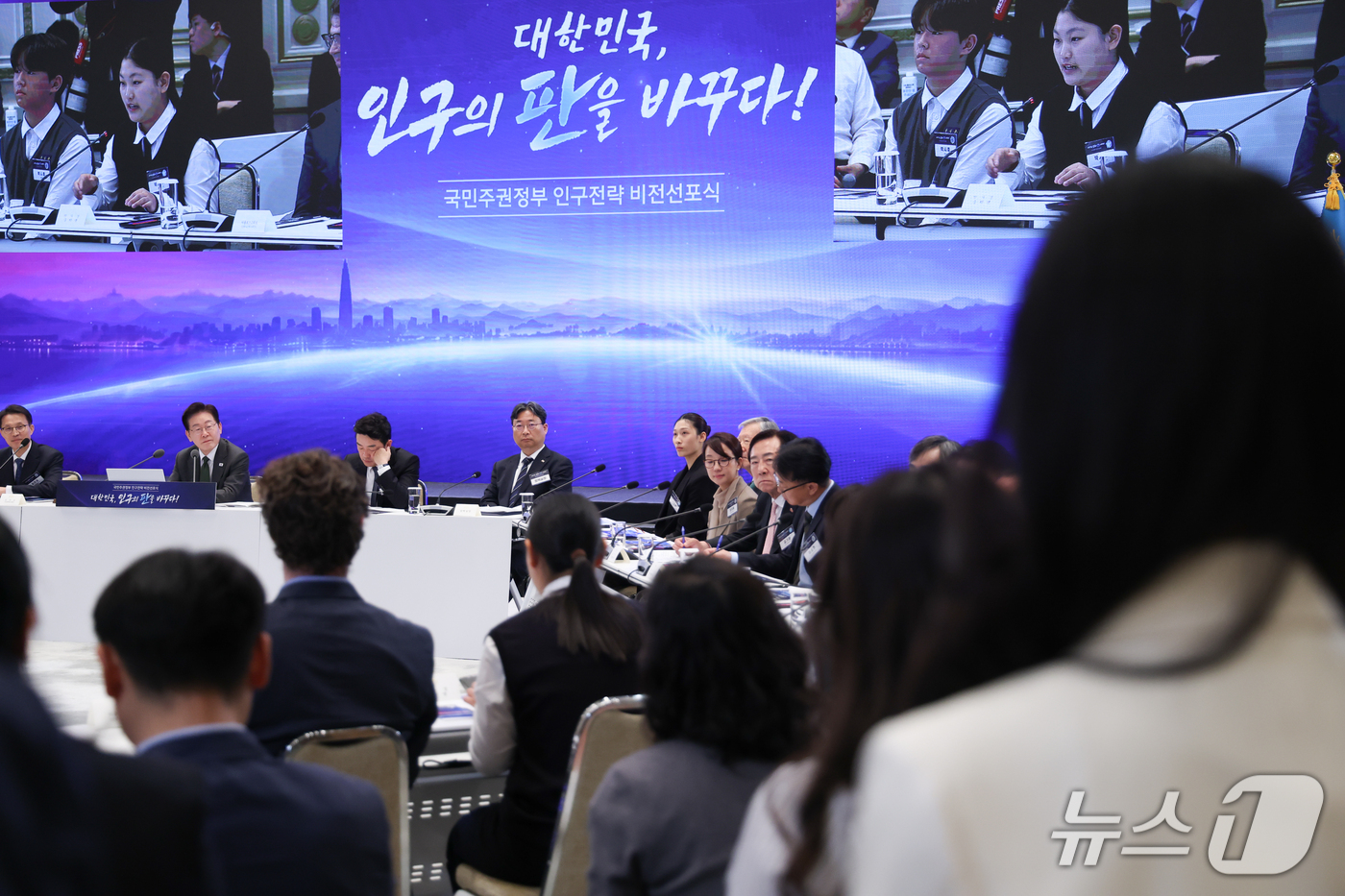 (서울=뉴스1) 허경 기자 = 이재명 대통령이 14일 청와대 영빈관에서 열린 국민주권정부 인구전략 비전 선포식에서 토론자의 발언을 경청하고 있다. (청와대통신사진기자단) 2026. …