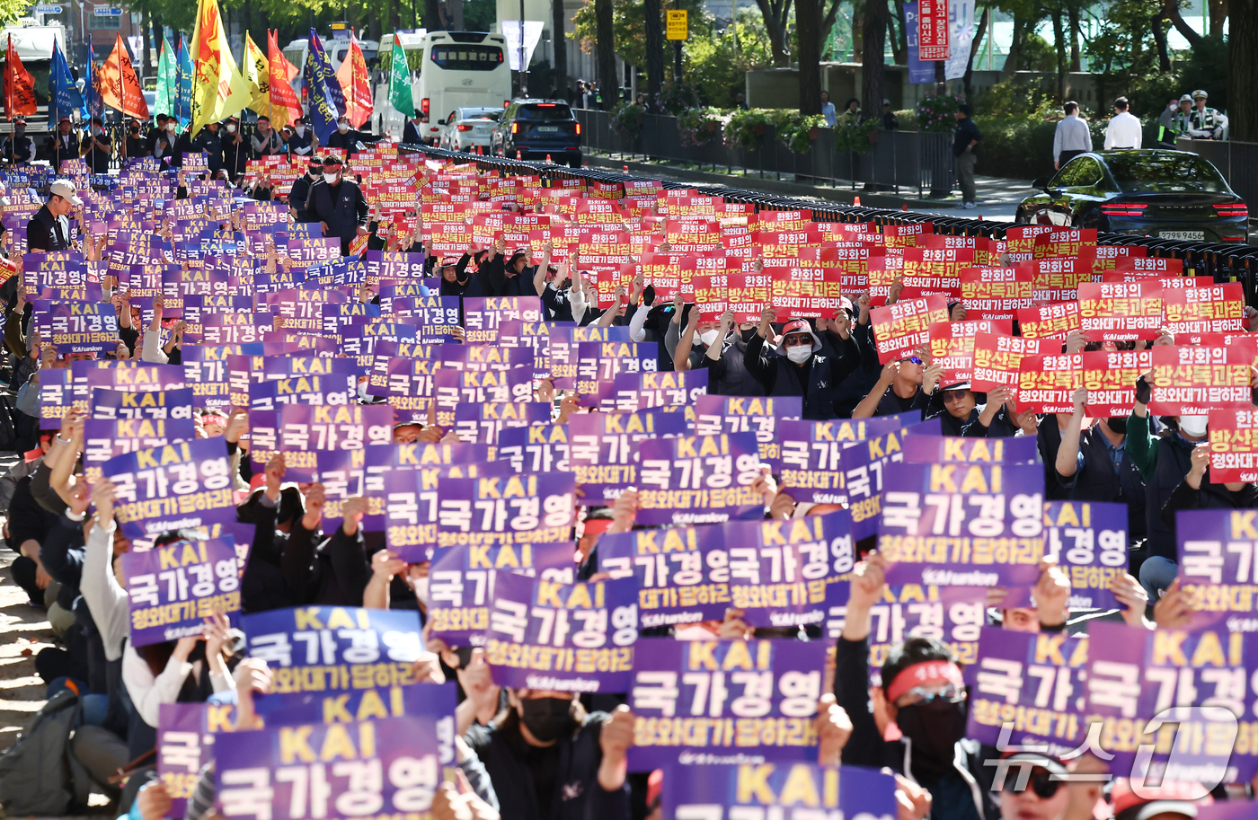 (서울=뉴스1) 김민지 기자 = 한국항공우주산업(KAI) 노동조합원들이 14일 서울 종로구 청와대 사랑채 인근에서 열린 한화의 KAI 인수 시도 반대 상경 집회에서 KAI 독립경영 …