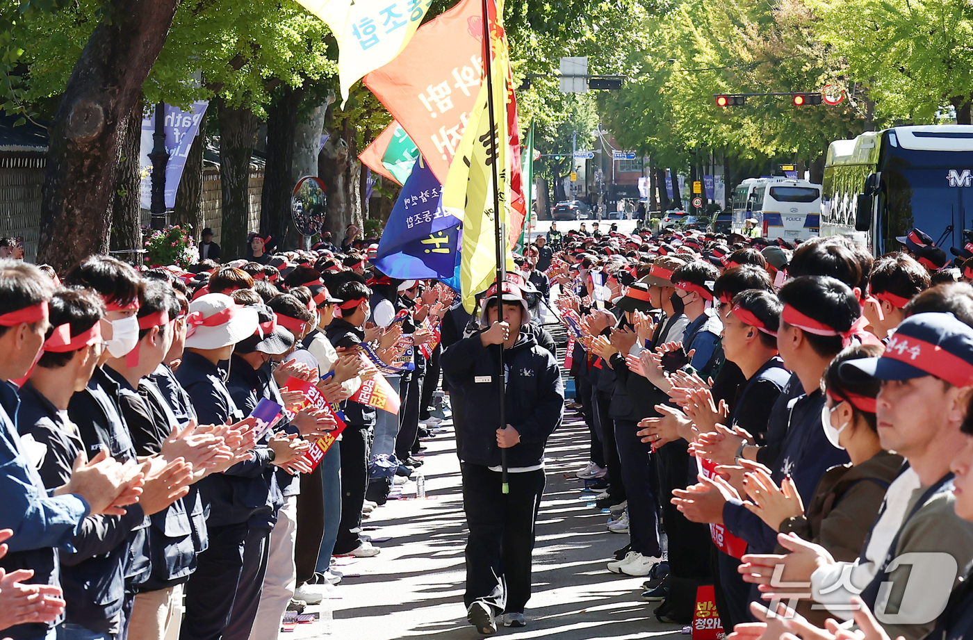 (서울=뉴스1) 김민지 기자 = 14일 서울 종로구 청와대 사랑채 인근에서 열린 한국항공우주산업(KAI) 노동조합의 한화 KAI 인수 시도 반대 상경 집회에서 노조 깃발이 줄지어 …