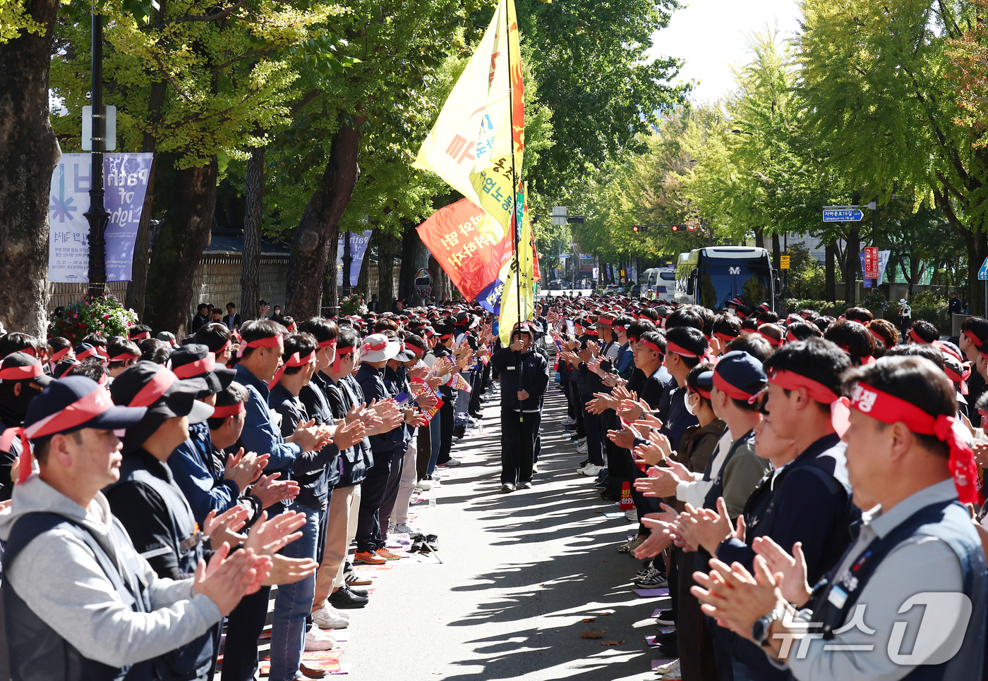 (서울=뉴스1) 김민지 기자 = 14일 서울 종로구 청와대 사랑채 인근에서 열린 한국항공우주산업(KAI) 노동조합의 한화 KAI 인수 시도 반대 상경 집회에서 노조 깃발이 줄지어 …