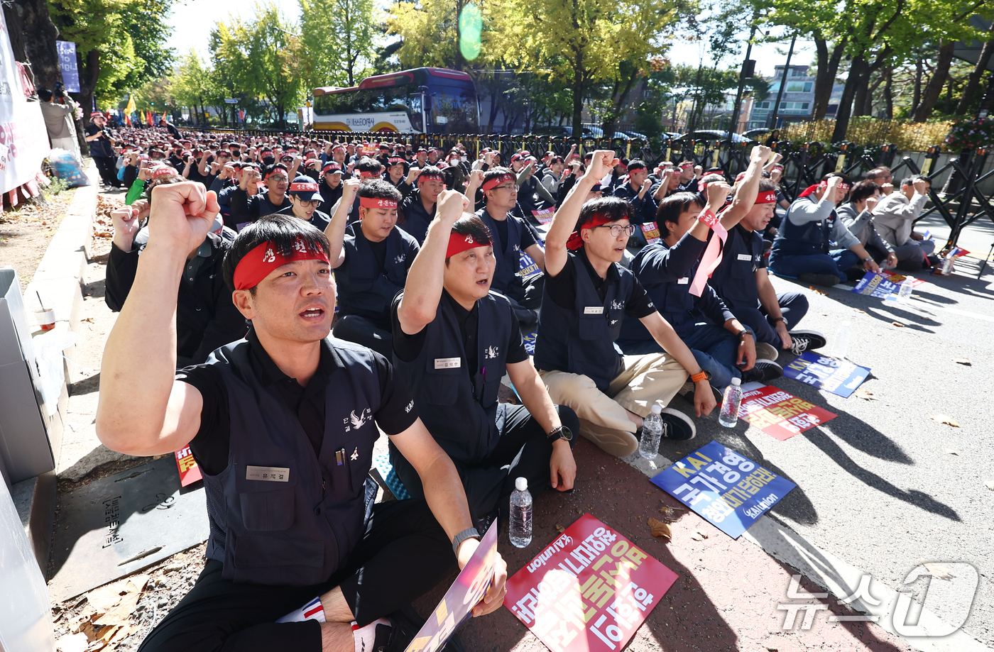 (서울=뉴스1) 김민지 기자 = 한국항공우주산업(KAI) 노동조합원들이 14일 서울 종로구 청와대 사랑채 인근에서 열린 한화의 KAI 인수 시도 반대 상경 집회에서 KAI 독립경영 …
