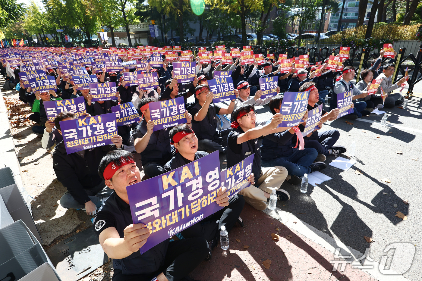 (서울=뉴스1) 김민지 기자 = 한국항공우주산업(KAI) 노동조합원들이 14일 서울 종로구 청와대 사랑채 인근에서 열린 한화의 KAI 인수 시도 반대 상경 집회에서 KAI 독립경영 …