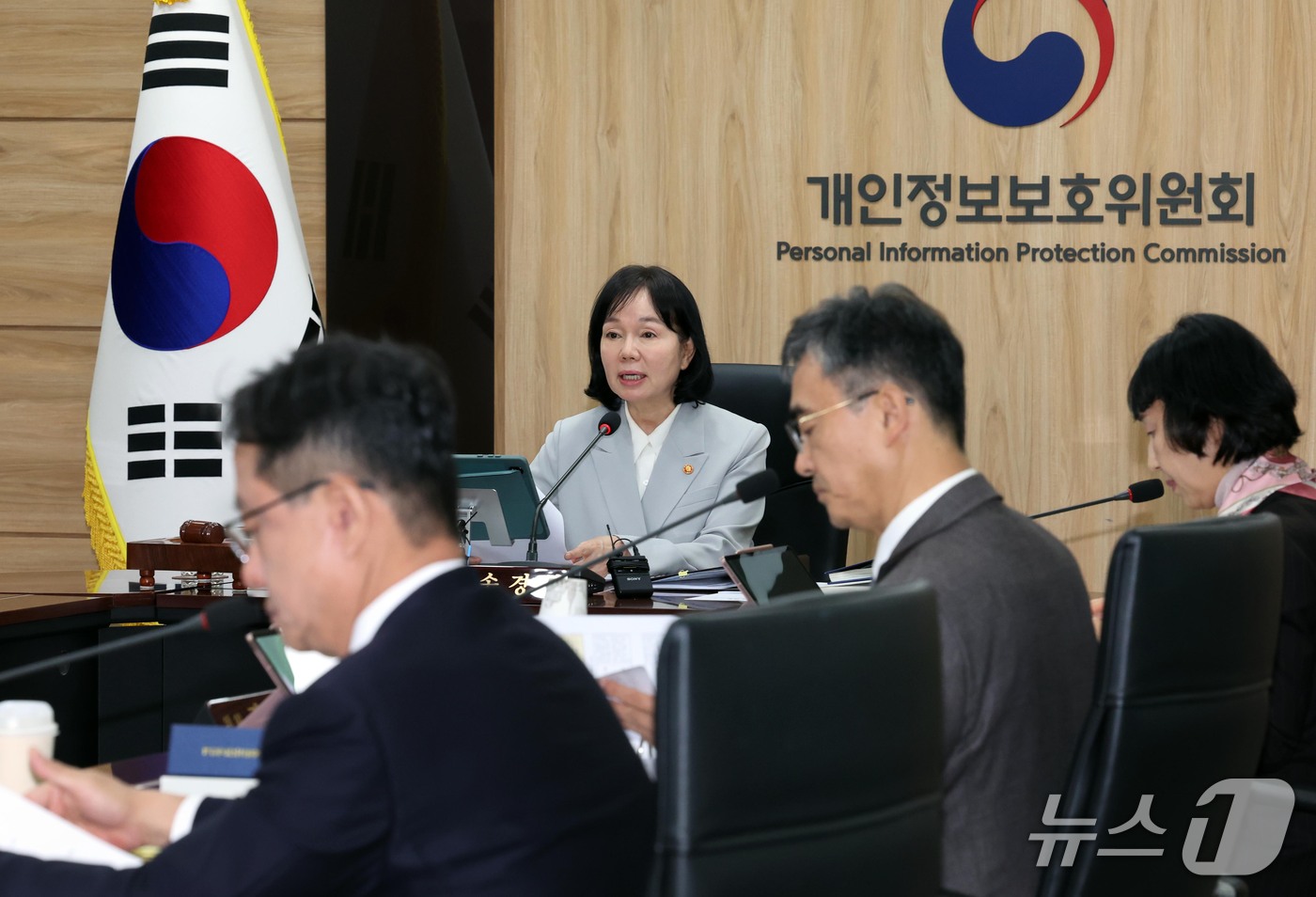 (서울=뉴스1) 이종덕 기자 = 송경희 개인정보보호위원회 위원장이 14일 서울 종로구 정부서울청사에서 열린 전체회의를 주재하고 있다. 2026.10.14/뉴스1