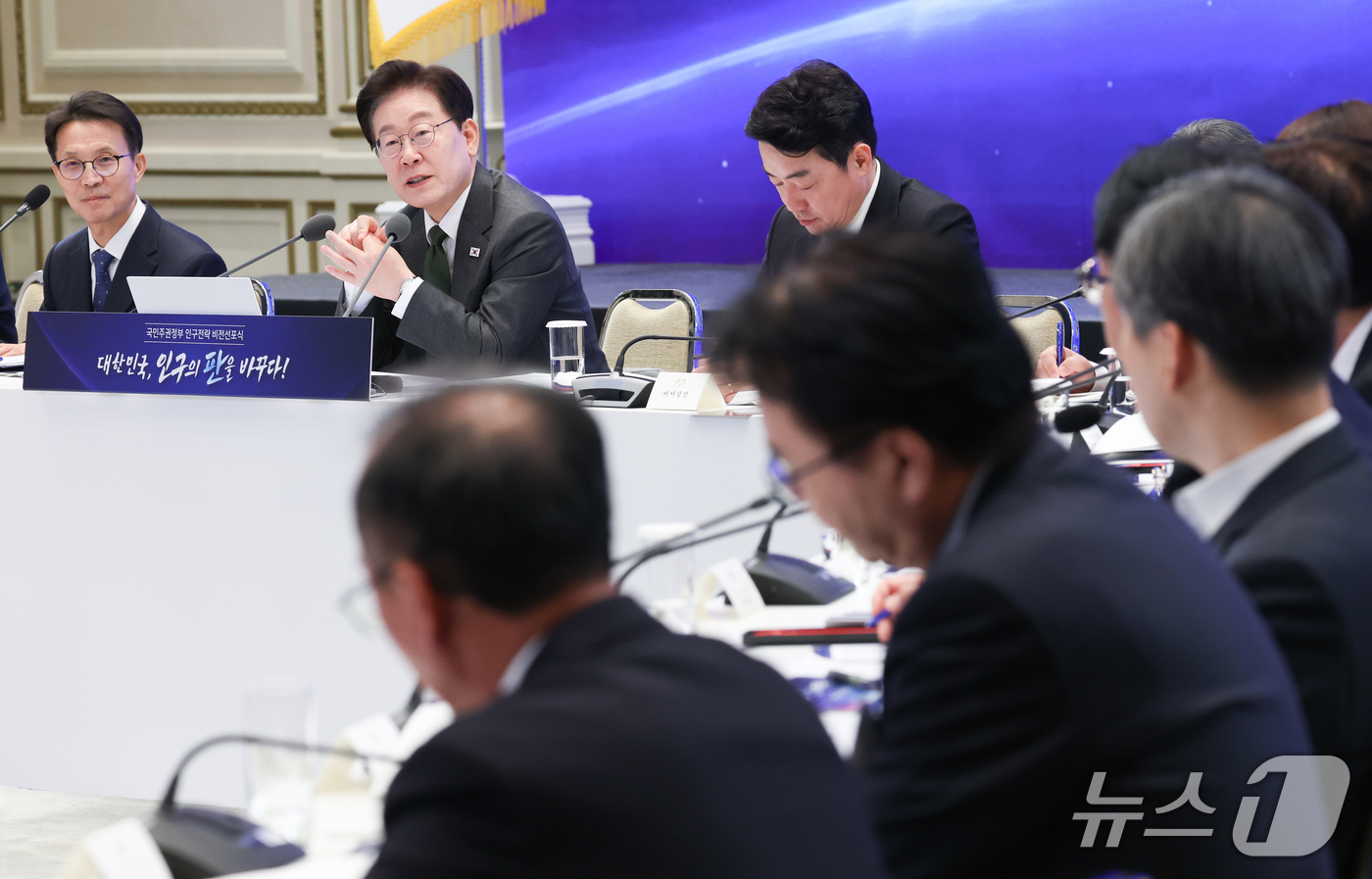 (서울=뉴스1) 허경 기자 = 이재명 대통령이 14일 청와대 영빈관에서 열린 국민주권정부 인구전략 비전 선포식에서 발언하고 있다. (청와대통신사진기자단) 2026.10.14/뉴스1 …
