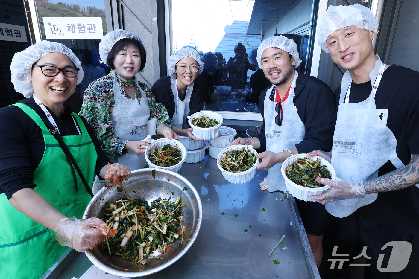 (대구=뉴스1) 공정식 기자 = 14일 대구 달성군의 한 농원에서 대구·경북 출신 해외 입양인들이 열무와 얼갈이배추를 재료로 김치 담그기 체험을 하고 있다. 2026.10.14/뉴 …