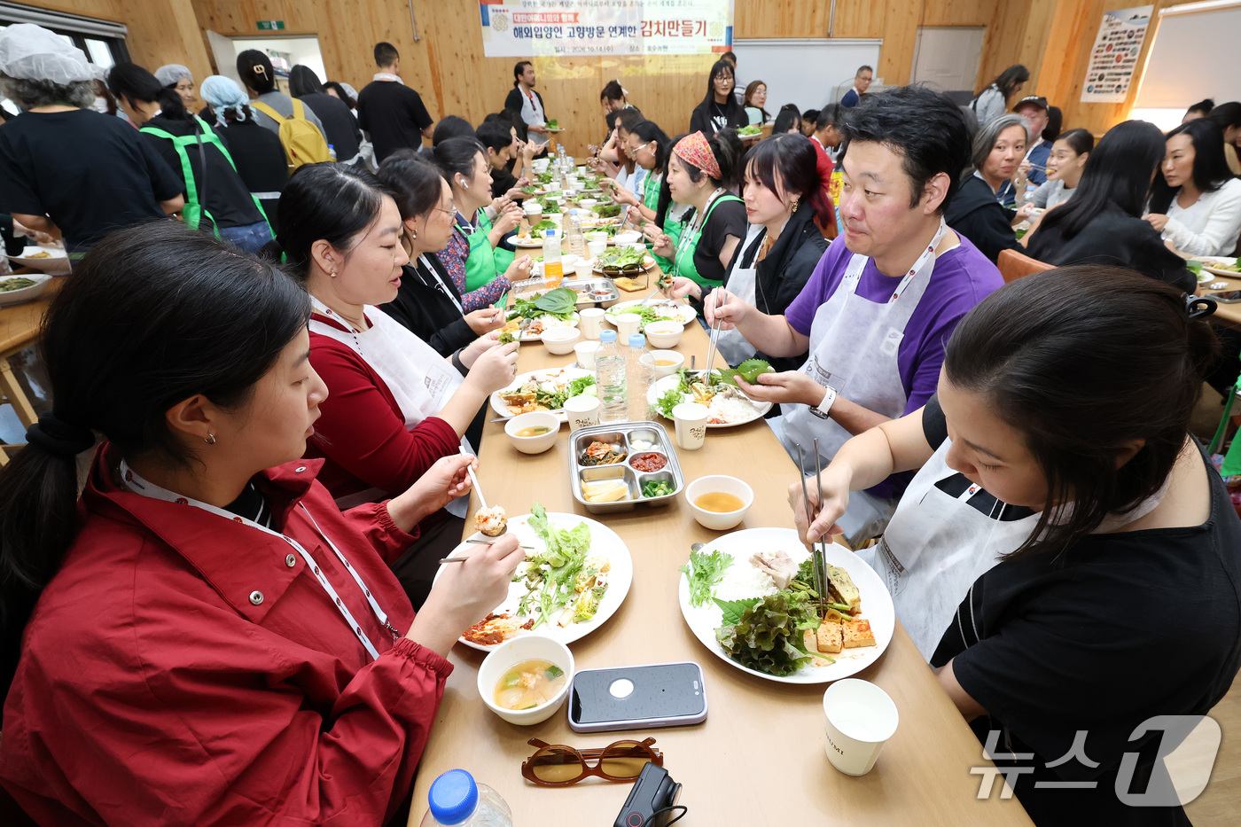 (대구=뉴스1) 공정식 기자 = 14일 대구 달성군의 한 농원에서 대구·경북 출신 해외 입양인들이 열무와 얼갈이배추를 재료로 직접 담근 김치와 한국 가정식으로 점심을 먹고 있다. …