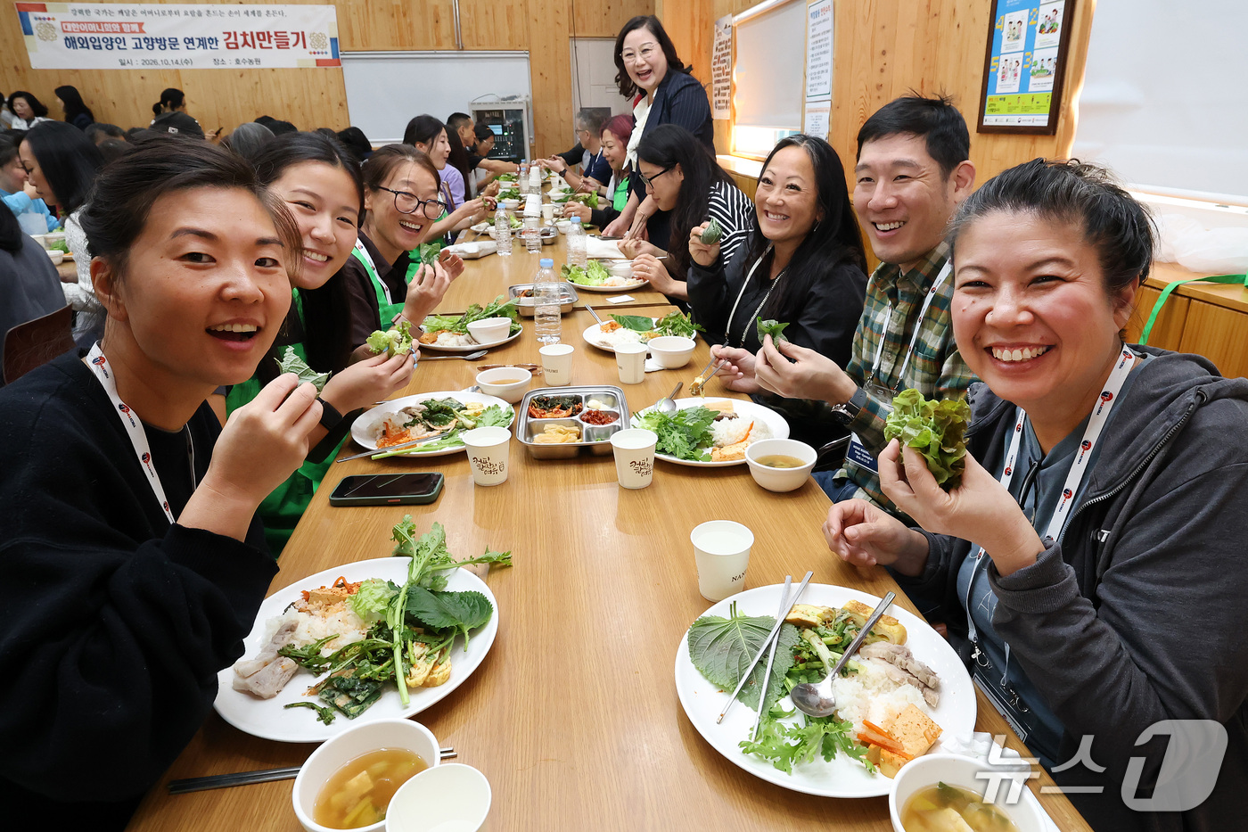 (대구=뉴스1) 공정식 기자 = 14일 대구 달성군의 한 농원에서 대구·경북 출신 해외 입양인들이 열무와 얼갈이배추를 재료로 직접 담근 김치와 한국 가정식으로 점심을 먹고 있다. …