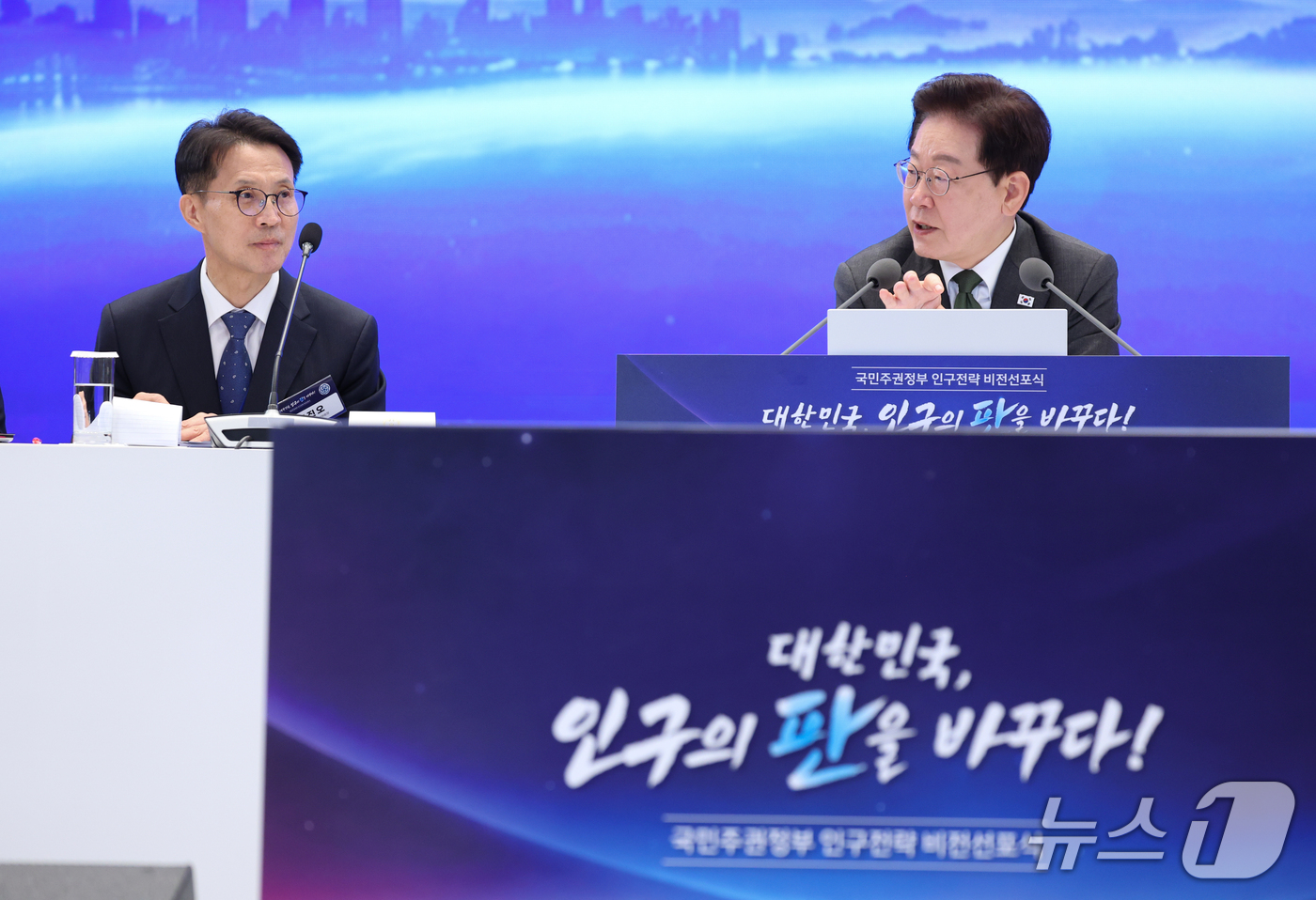 (서울=뉴스1) 허경 기자 = 이재명 대통령이 14일 청와대 영빈관에서 열린 국민주권정부 인구전략 비전 선포식에서 발언하고 있다. (청와대통신사진기자단) 2026.10.14/뉴스1 …