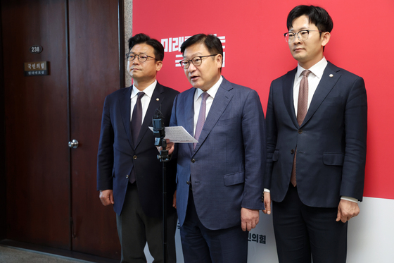 靑비서실장 임명 관련 브리핑하는 정점식 원내대표