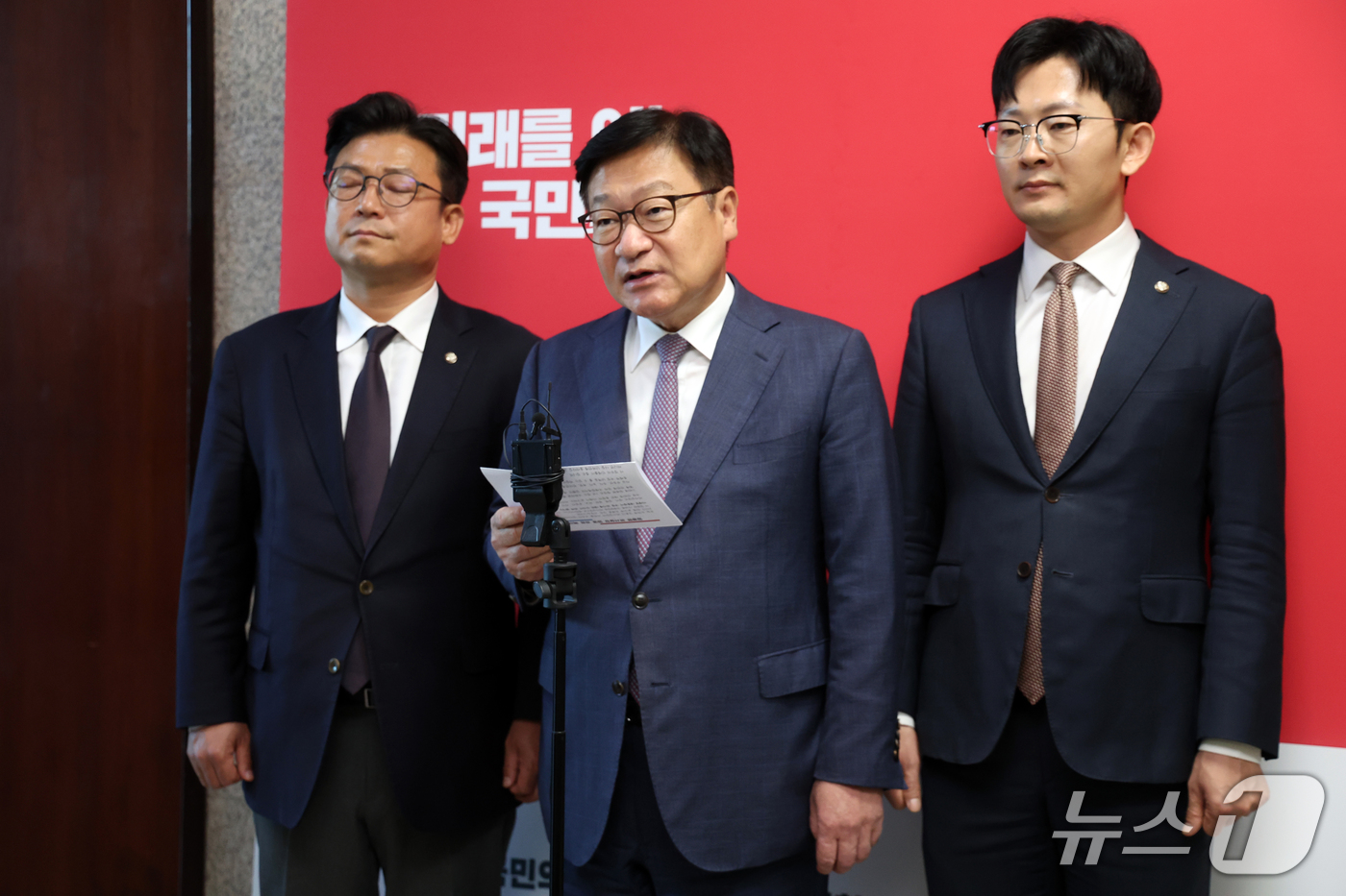 (서울=뉴스1) 황기선 기자 = 정점식 국민의힘 원내대표가 14일 서울 여의도 국회에서 신임 대통령비서실장에 임광현 국세청장을 임명한 것과 관련해 입장을 밝히고 있다.  2026. …