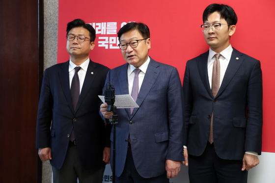靑비서실장 임명 관련 브리핑하는 정점식 원내대표