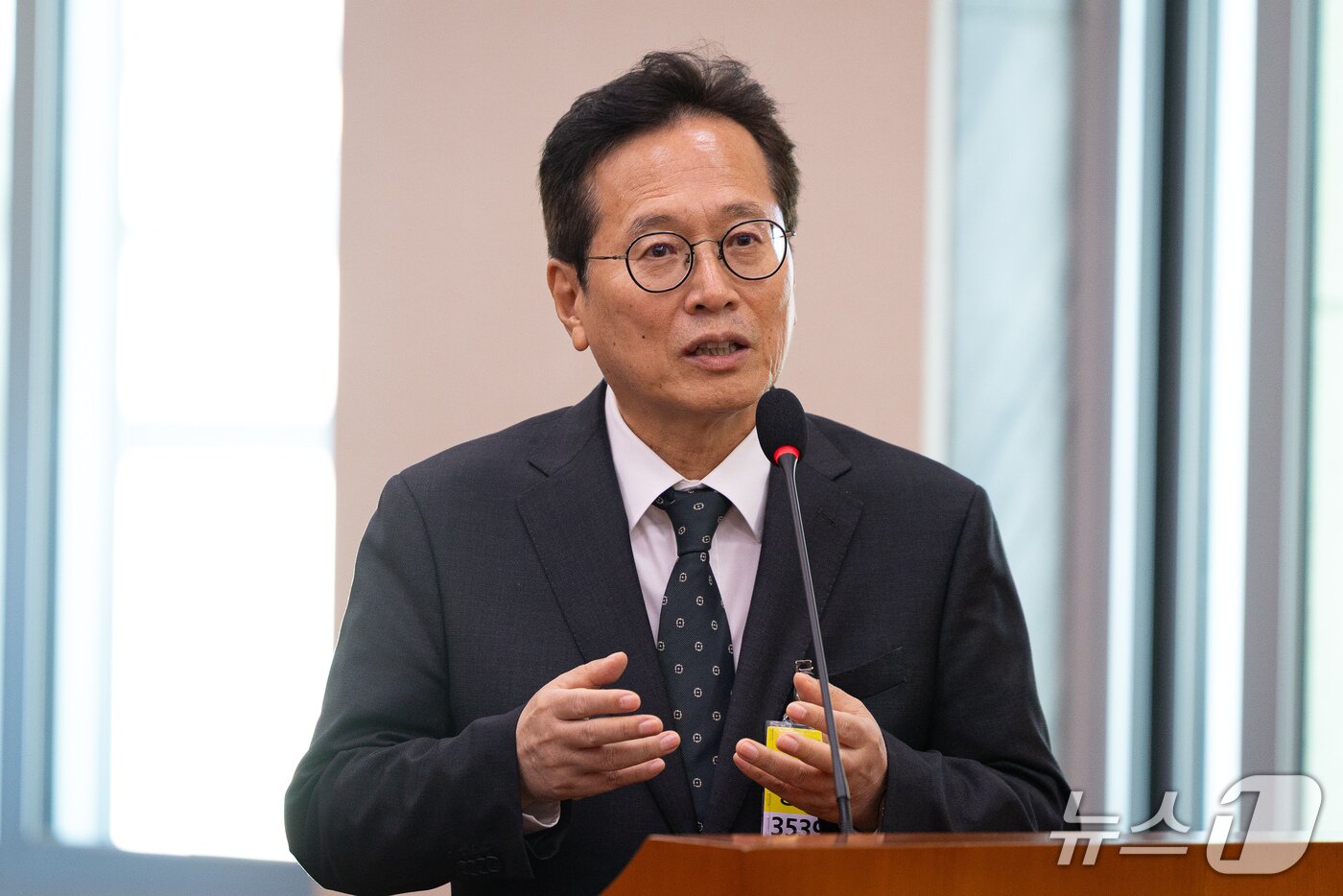 본문 이미지 - 황교익 한국문화관광연구원장이 14일 서울 여의도 국회에서 열린 문화체육관광위원회의 사행산업통합감독위원회 등에 대한 국정감사에 출석해 의원 질의에 답하고 있다. 2026.10.14 ⓒ 뉴스1 유승관 기자