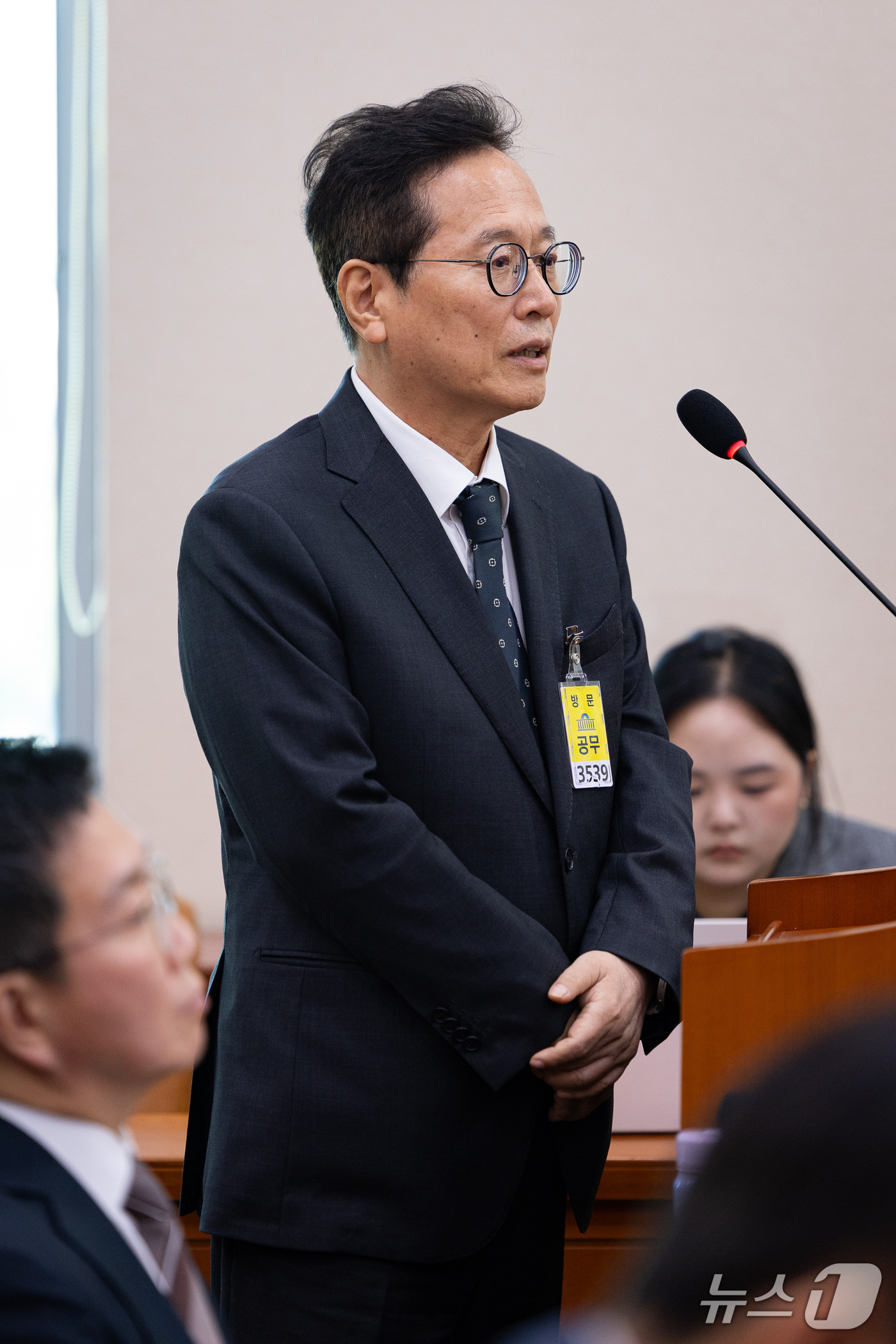 (서울=뉴스1) 유승관 기자 = 황교익 한국문화관광연구원장이 14일 서울 여의도 국회에서 열린 문화체육관광위원회의 사행산업통합감독위원회 등에 대한 국정감사에 출석해 의원 질의에 답 …