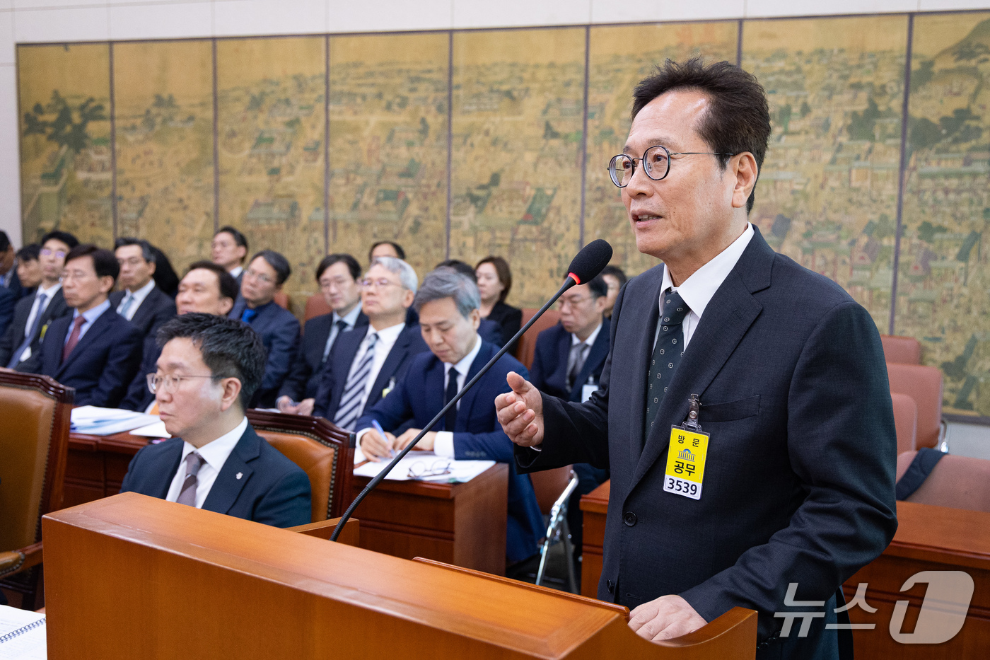 (서울=뉴스1) 유승관 기자 = 황교익 한국문화관광연구원장이 14일 서울 여의도 국회에서 열린 문화체육관광위원회의 사행산업통합감독위원회 등에 대한 국정감사에 출석해 의원 질의에 답 …