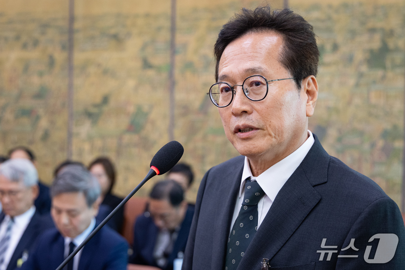 (서울=뉴스1) 유승관 기자 = 황교익 한국문화관광연구원장이 14일 서울 여의도 국회에서 열린 문화체육관광위원회의 사행산업통합감독위원회 등에 대한 국정감사에 출석해 의원 질의에 답 …