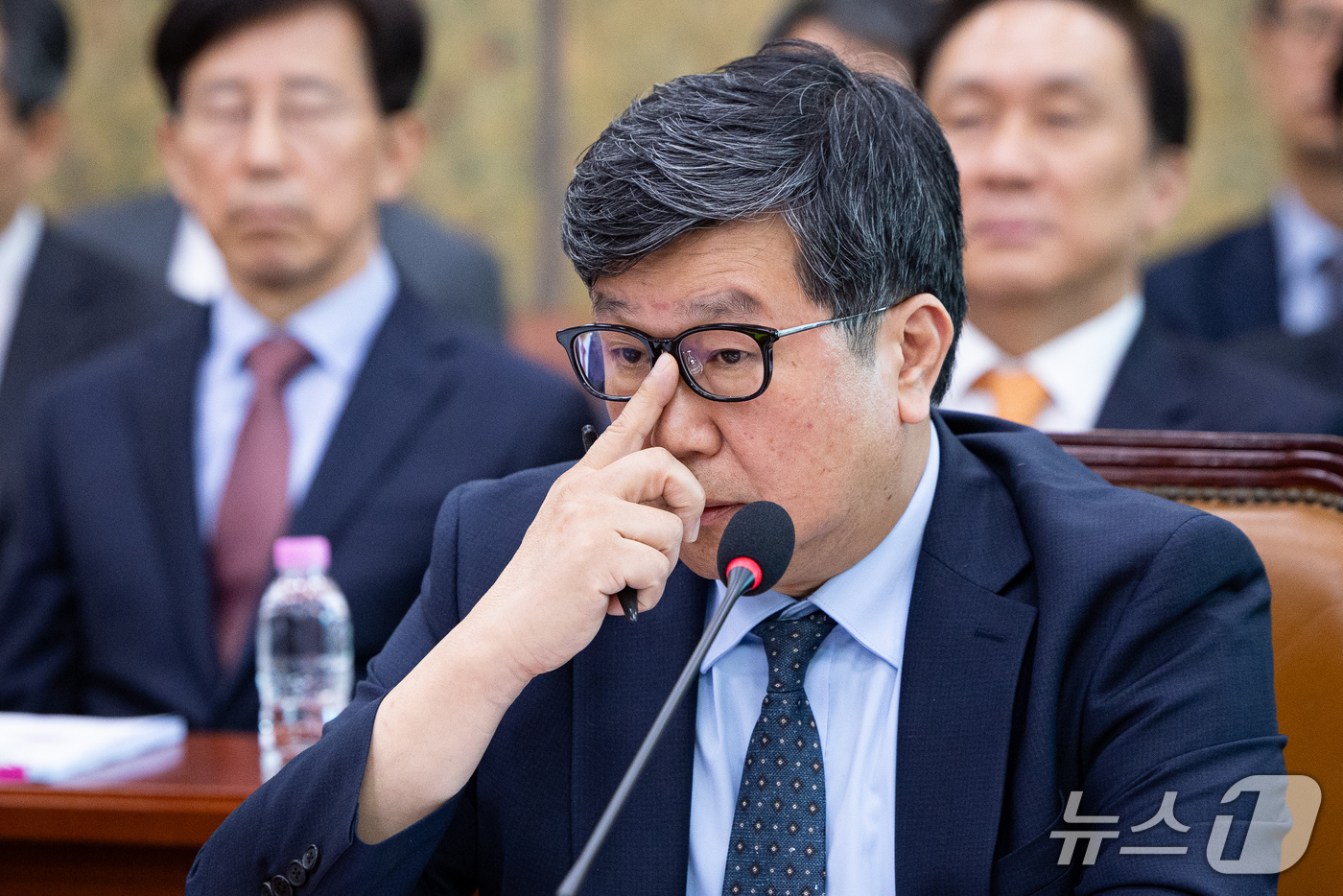 (서울=뉴스1) 유승관 기자 = 편장완 한국예술종합학교 총장이 14일 서울 여의도 국회에서 열린 문화체육관광위원회의 사행산업통합감독위원회 등에 대한 국정감사에 출석해 의원 질의를 …