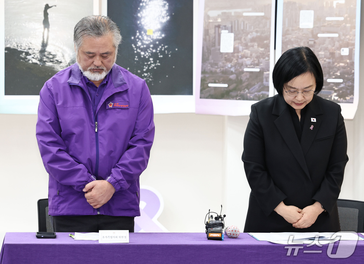(서울=뉴스1) 이종수 기자 = 한성숙 국무총리(오른쪽)와 이정민 이태원 참사 유가족협의회 대표 직무대행 이정민 씨가 14일 오후 서울 종로구 적선현대빌딩 ‘별들의 집’에서 이태원 …