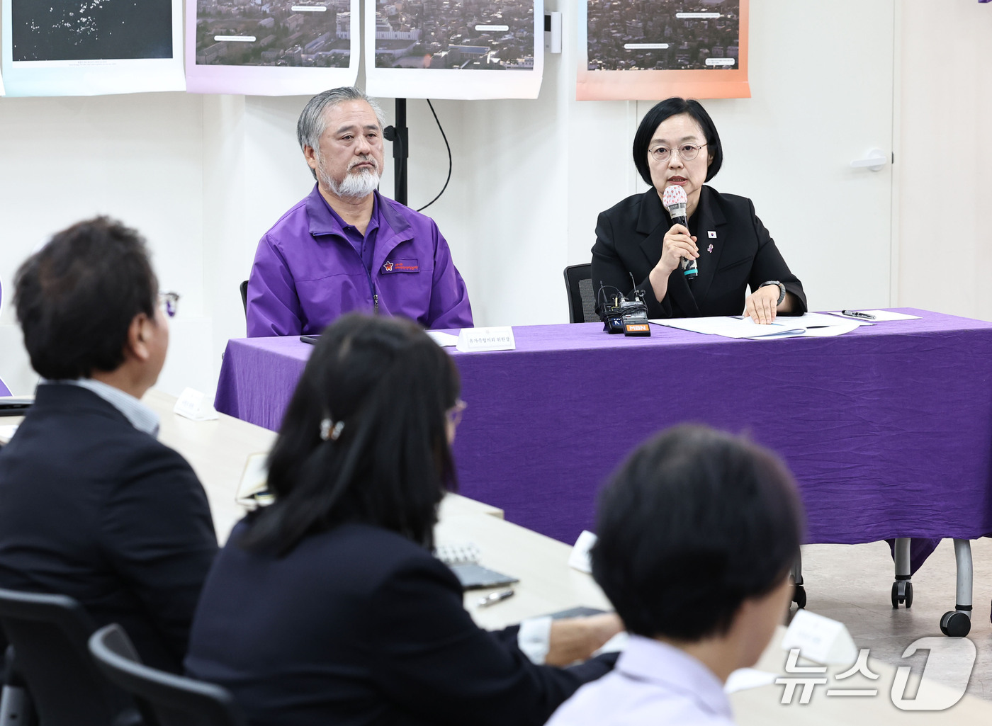 (서울=뉴스1) 이종수 기자 = 한성숙 국무총리가 14일 오후 서울 종로구 적선현대빌딩 ‘별들의 집’에서 열린 이태원 참사 유가족 간담회에서 발언하고 있다. 2026.10.14/뉴 …