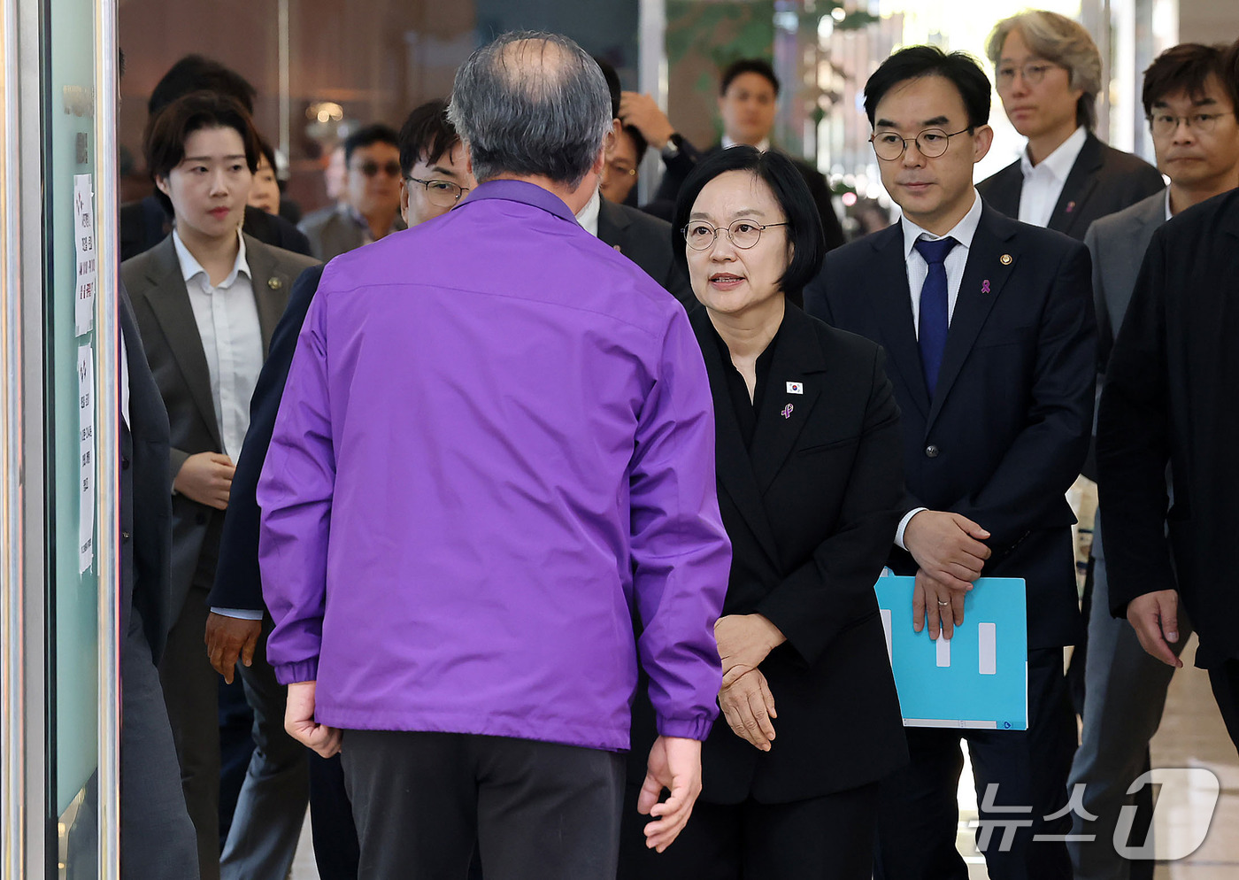 (서울=뉴스1) 이종수 기자 = 한성숙 국무총리가 14일 오후 서울 종로구 별들의 집에서 열린 '이태원참사 유가족 간담회'에 참석하며 이정민 유가족협의회 운영위원장과 인사를 나누고 …