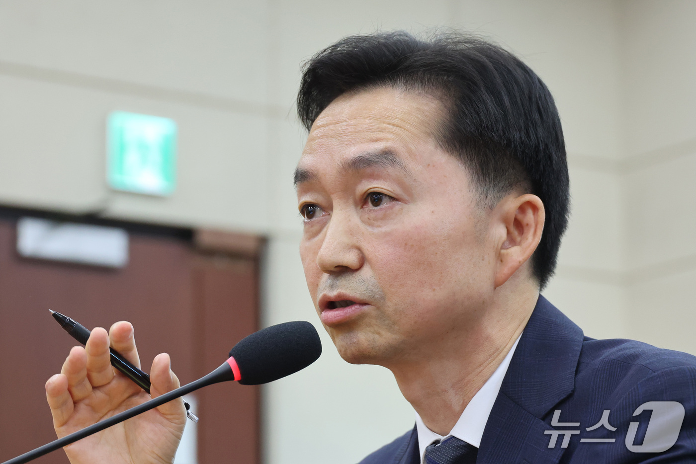 (서울=뉴스1) 신웅수 기자 = 김지용 중대범죄수사청장 후보자가 14일 서울 여의도 국회에서 열린 행정안전위원회 인사청문회에서 생각에 잠겨 있다. 2026.10.14/뉴스1