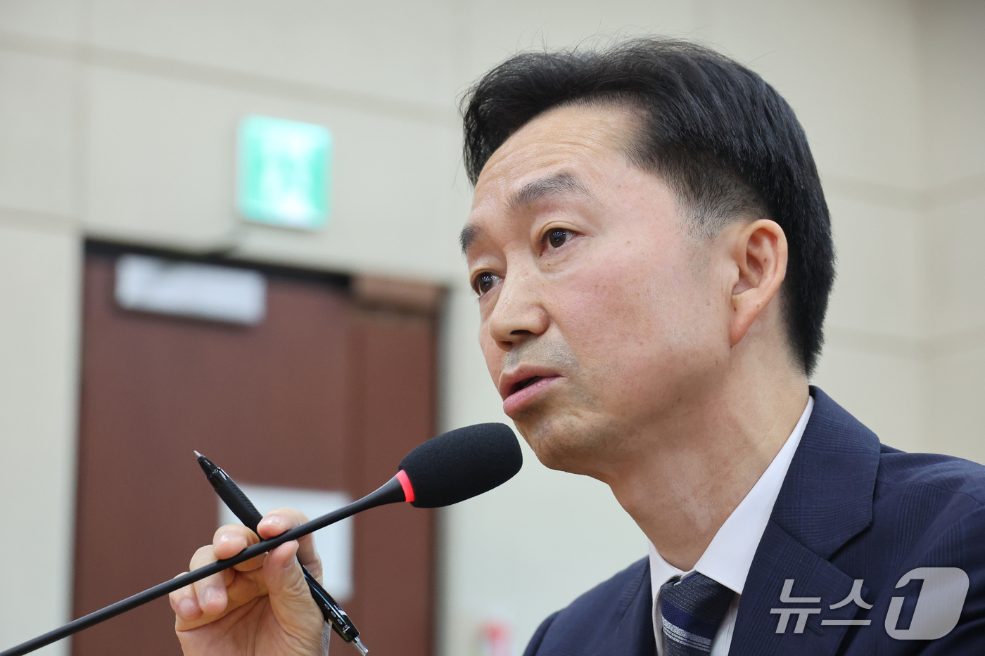 (서울=뉴스1) 신웅수 기자 = 김지용 중대범죄수사청장 후보자가 14일 서울 여의도 국회에서 열린 행정안전위원회 인사청문회에서 생각에 잠겨 있다. 2026.10.14/뉴스1