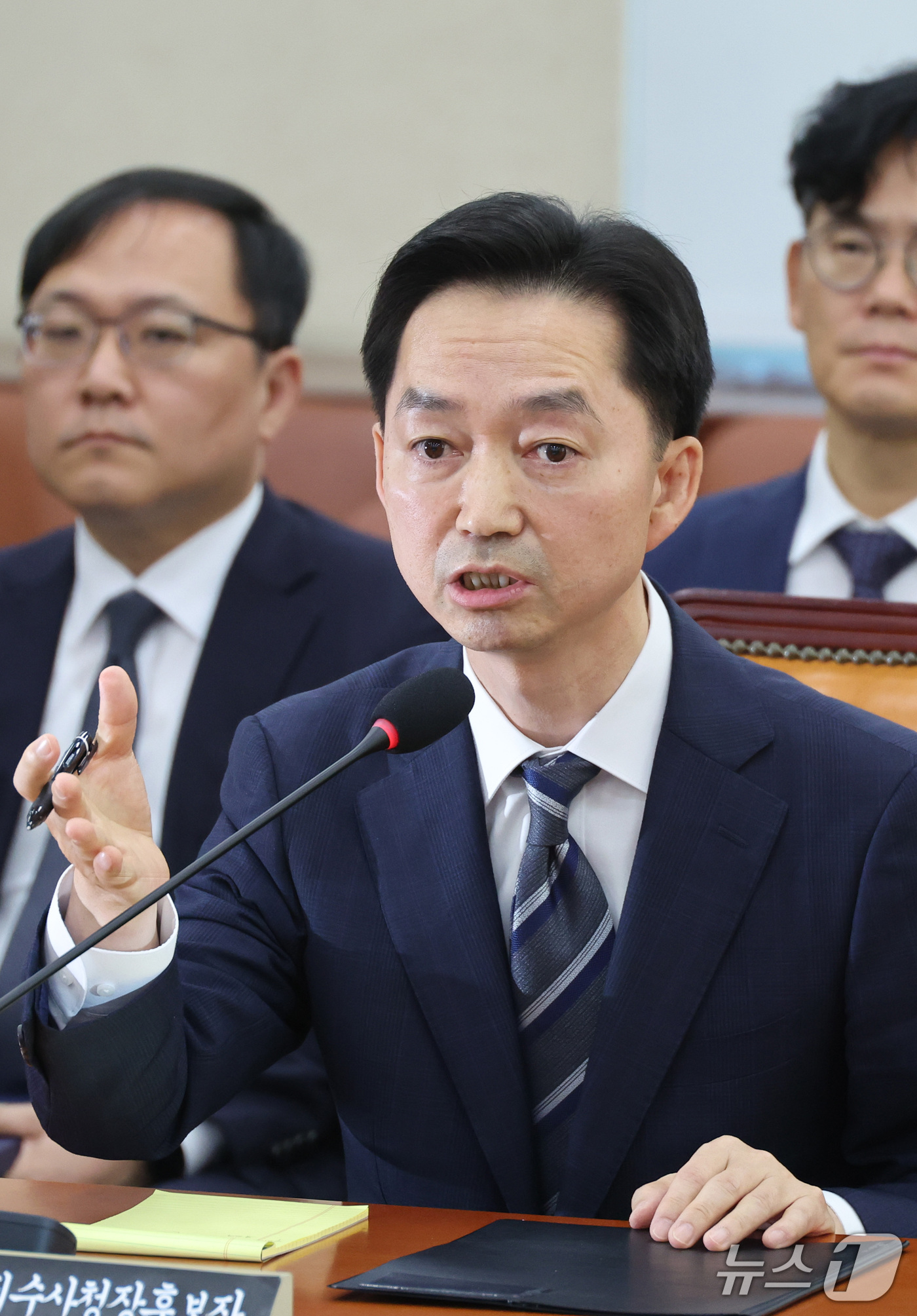(서울=뉴스1) 신웅수 기자 = 김지용 중대범죄수사청장 후보자가 14일 서울 여의도 국회에서 열린 행정안전위원회 인사청문회에서 의원 질의에 답변하고 있다. 2026.10.14/뉴스 …