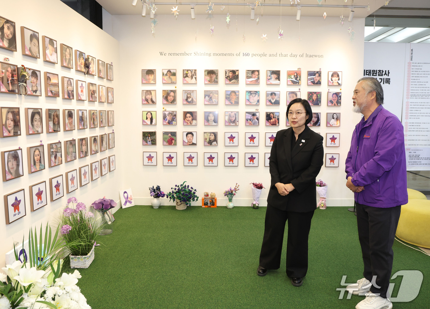 (서울=뉴스1) 이종수 기자 = 한성숙 국무총리가 10·29 이태원 참사 4주기를 앞두고 14일 오후 서울 종로구 참사 기억소통공간 별들의집에서 유가족과 간담회에 앞서 이정민 유가 …