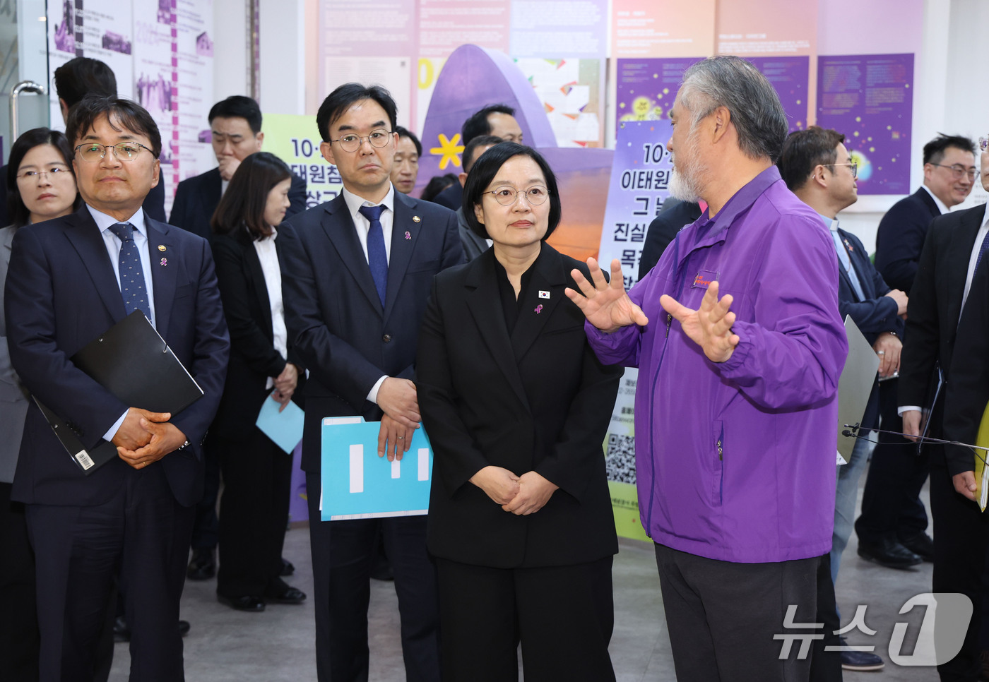 (서울=뉴스1) 이종수 기자 = 한성숙 국무총리가 10·29 이태원 참사 4주기를 앞두고 14일 오후 서울 종로구 참사 기억소통공간 별들의집에서 유가족과 간담회에 앞서 이정민 유가 …