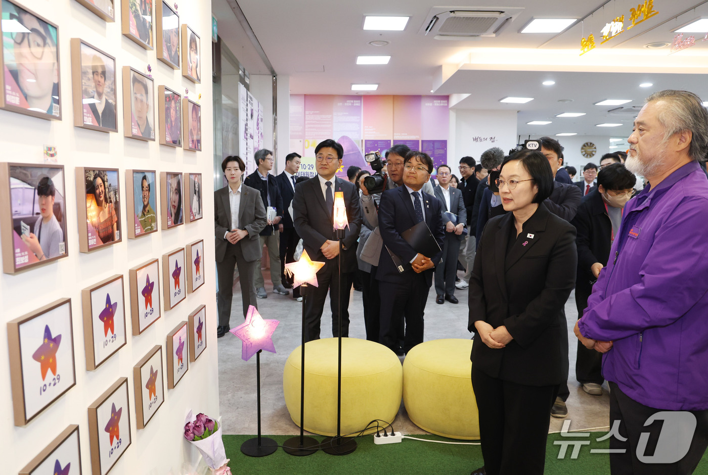 (서울=뉴스1) 이종수 기자 = 한성숙 국무총리가 10·29 이태원 참사 4주기를 앞두고 14일 오후 서울 종로구 참사 기억소통공간 별들의집에서 유가족과 간담회에 앞서 이정민 유가 …