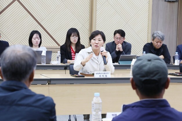 함양군, 송미령 장관에게 농어촌 기본소득 시범사업 유치 건의서 전달