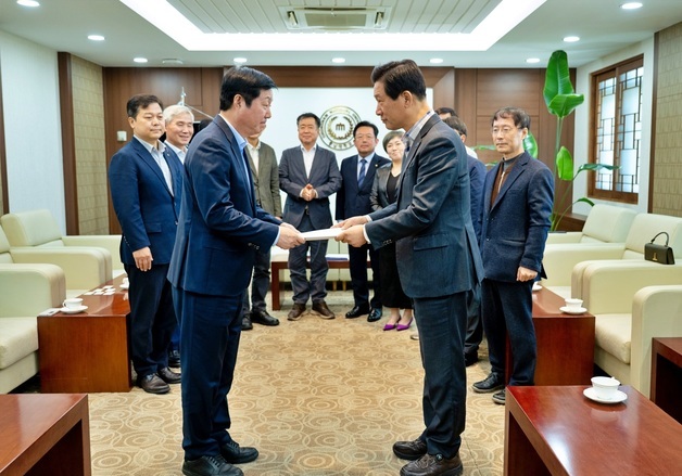충남대 총동창회, 김정겸 총장에 대학 통합 재추진 건의서 전달