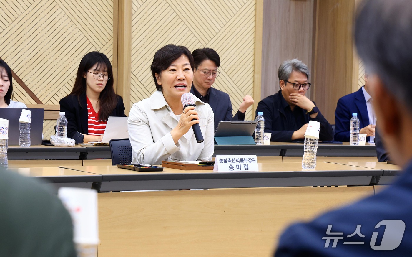 (서울=뉴스1) = 송미령 농림축산식품부 장관이 14일 경남 함양군청에서 열린 농촌 이장단 및 농업인들과 간담회에서 전국 농지 전수조사의 후속 조치와 제도 개선 방향을 설명하고 있 …