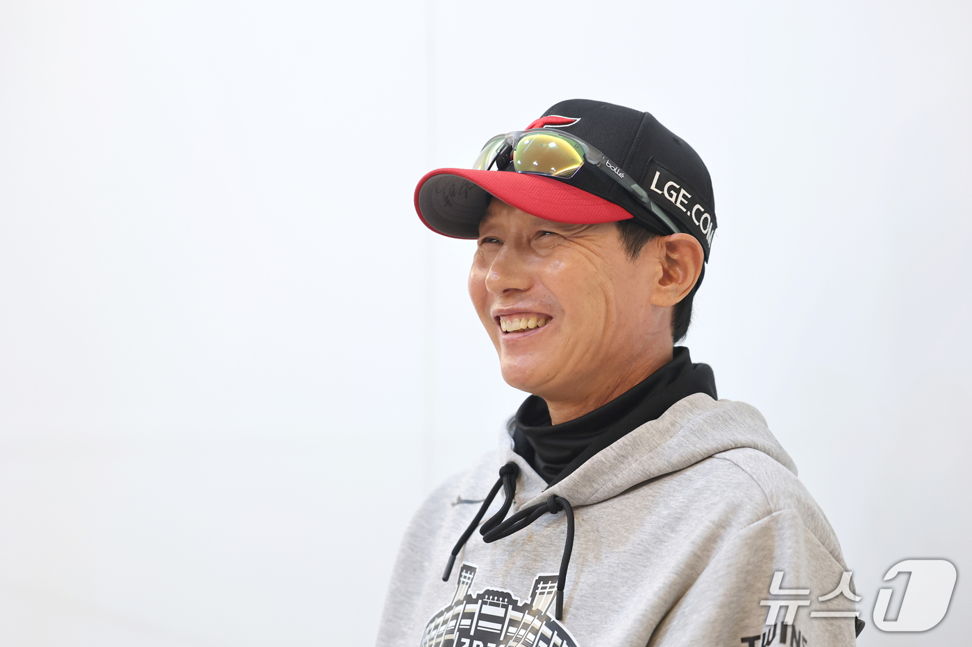 (서울=뉴스1) 이호윤 기자 = 염경엽 LG 감독이 14일 서울 송파구 잠실야구장에서 열리는 프로야구 2026 KBO 포스트시즌 와일드카드 결정 1차전 두산 베어스와 LG 트윈스의 …