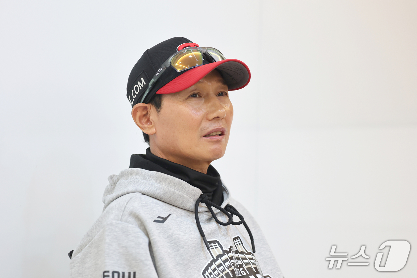 (서울=뉴스1) 이호윤 기자 = 염경엽 LG 감독이 14일 서울 송파구 잠실야구장에서 열리는 프로야구 2026 KBO 포스트시즌 와일드카드 결정 1차전 두산 베어스와 LG 트윈스의 …
