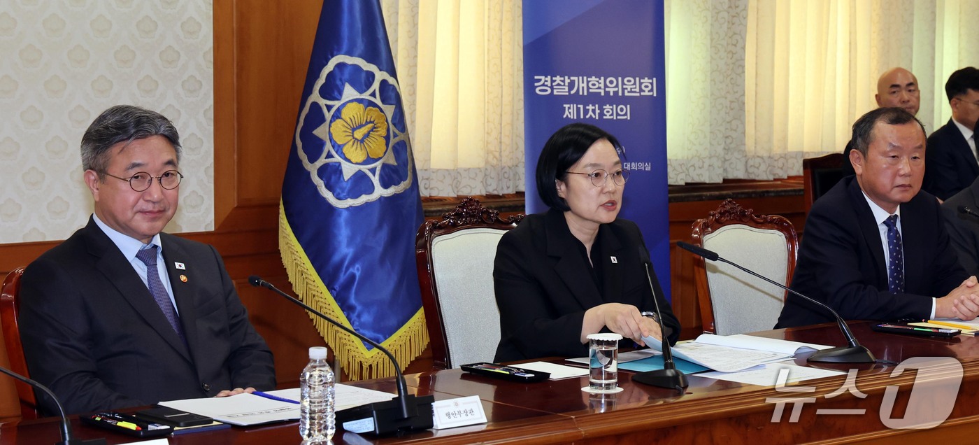 (서울=뉴스1) 이종덕 기자 = 한성숙 국무총리가 14일 서울 종로구 정부서울청사에서 열린 경찰개혁위원회 1차 회의에서 모두발언 하고 있다. 2026.10.14/뉴스1