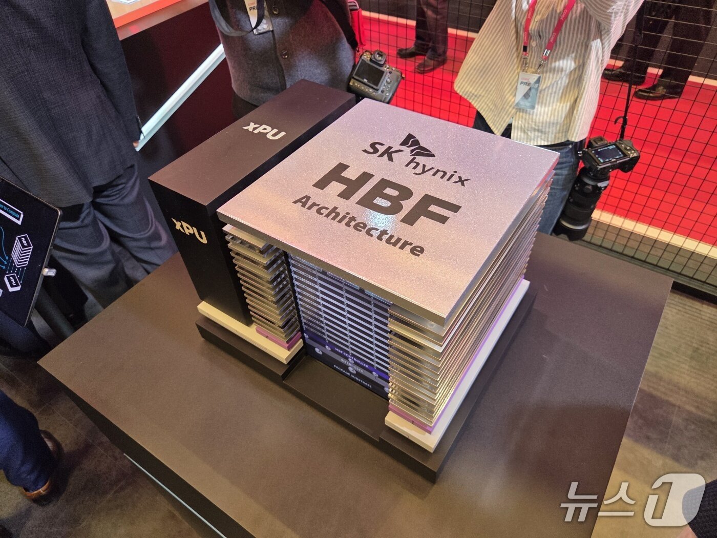 본문 이미지 - SK하이닉스가 '반도체대전 2026'에서 새로운 메모리 '고대역폭플래시'(HBF) 모형을 선보이고 있다.2026. 10. 14/뉴스1 황진중 기자