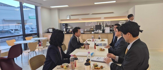 육동한 춘천시장, 김정관 장관과 바이오산업·후평산단 발전 방향 논의