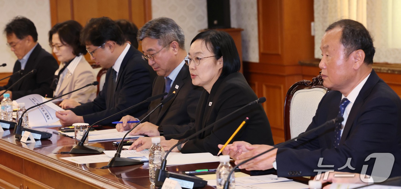 (서울=뉴스1) 이종덕 기자 = 한성숙 국무총리가 14일 서울 종로구 정부서울청사에서 열린 경찰개혁위원회 1차 회의를 주재하고 있다. 2026.10.14/뉴스1