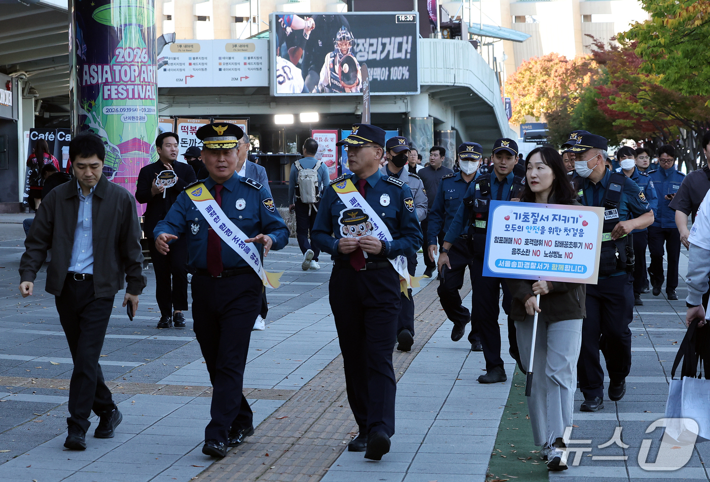 (서울=뉴스1) 김진환 기자 = 14일 2026 프로야구 포스트시즌 와일드카드 결정전 두산 베어스와 LG 트윈스의 경기가 열리는 잠실야구장 주변에서 경찰들이 밀집지역 관리와 암표 …