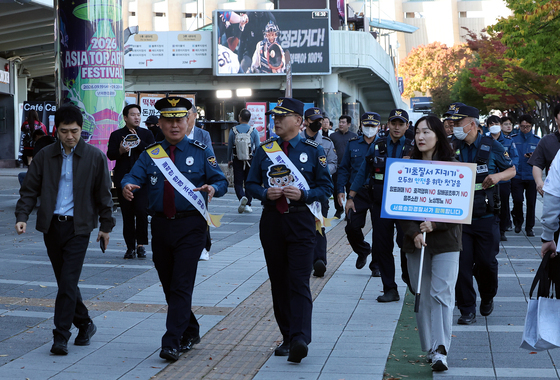 "암표 잡아라" 잠실에 뜬 사복경찰에 적발 '0건'…온라인선 200만원 호가
