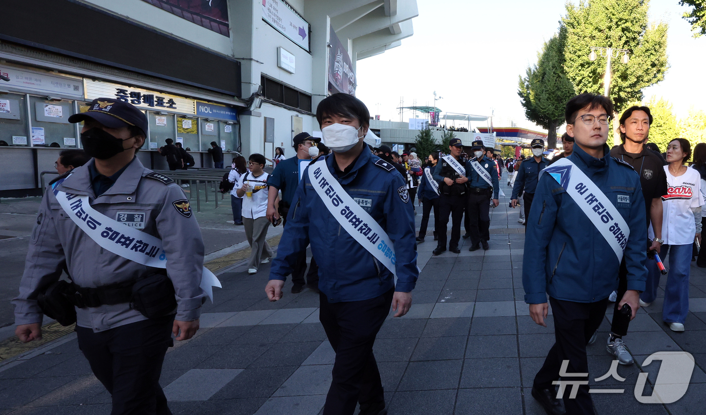 (서울=뉴스1) 김진환 기자 = 14일 2026 프로야구 포스트시즌 와일드카드 결정전 두산 베어스와 LG 트윈스의 경기가 열리는 잠실야구장 주변에서 경찰들이 밀집지역 관리와 암표 …