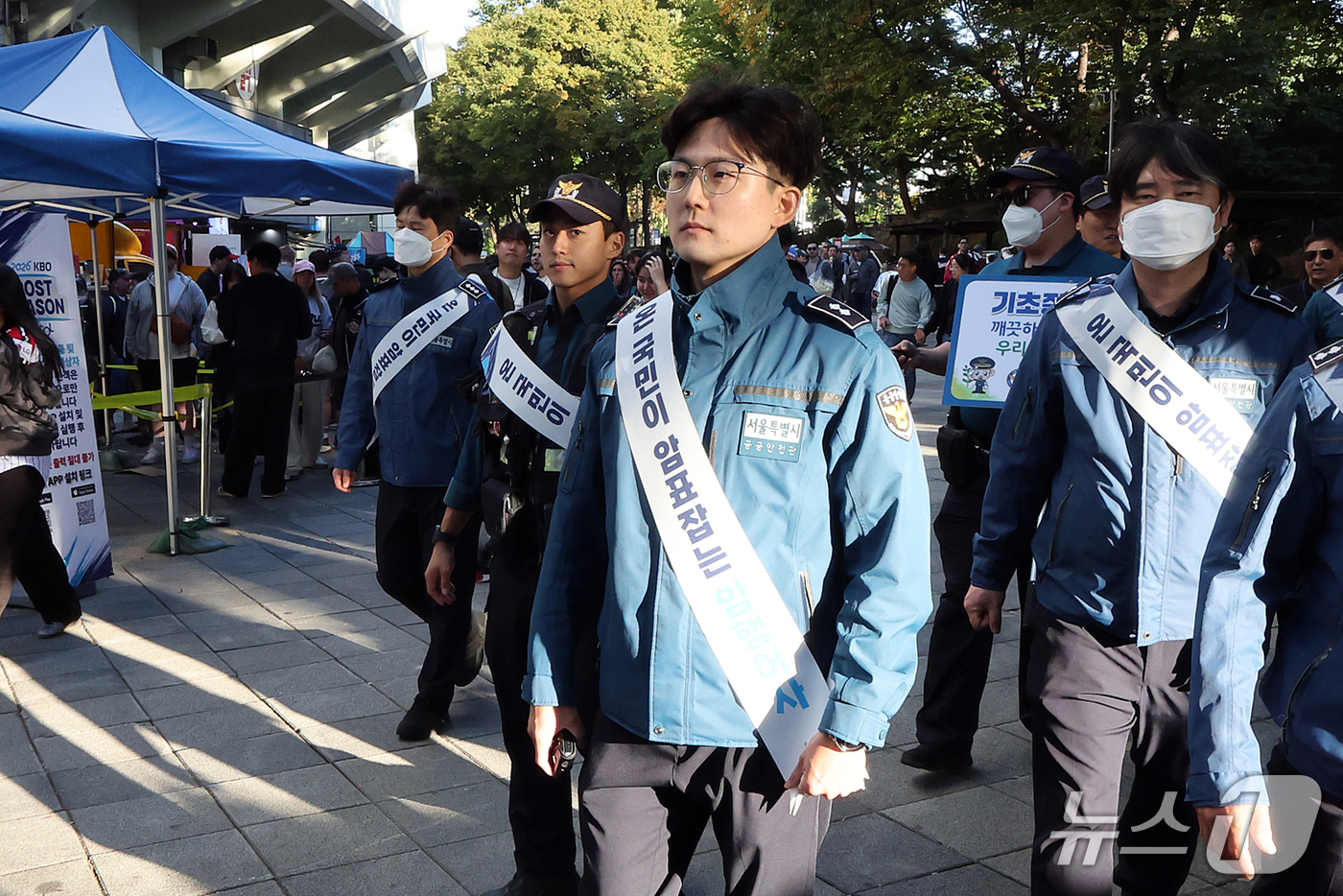 (서울=뉴스1) 김진환 기자 = 14일 2026 프로야구 포스트시즌 와일드카드 결정전 두산 베어스와 LG 트윈스의 경기가 열리는 잠실야구장 주변에서 경찰들이 밀집지역 관리와 암표 …