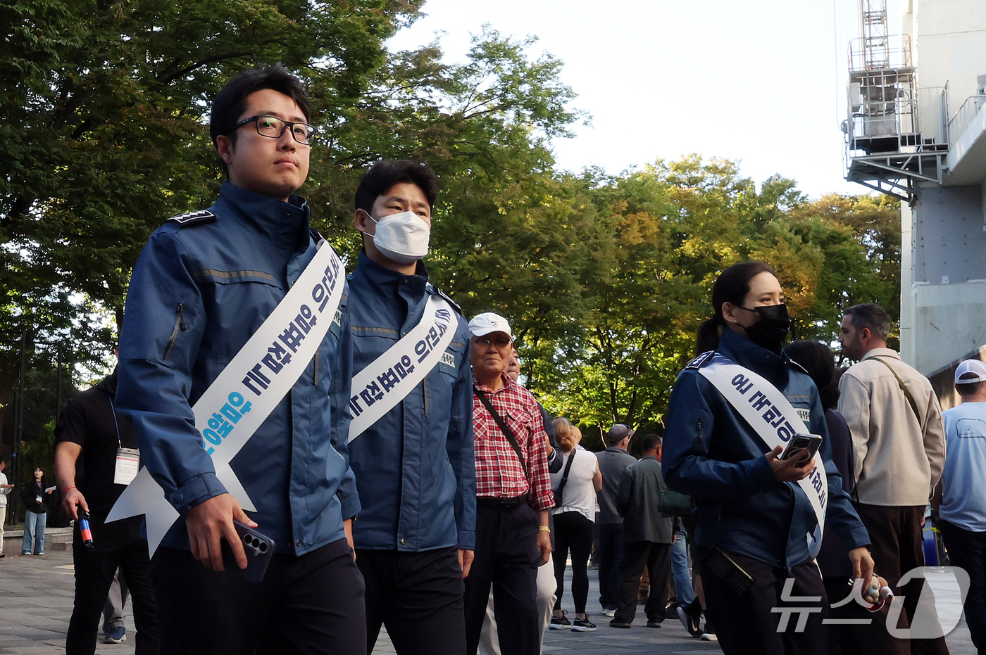 (서울=뉴스1) 김진환 기자 = 14일 2026 프로야구 포스트시즌 와일드카드 결정전 두산 베어스와 LG 트윈스의 경기가 열리는 잠실야구장 주변에서 경찰들이 밀집지역 관리와 암표 …